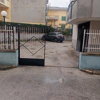 Posti moto coperti in cortile chiuso