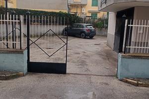 Posti moto coperti in cortile chiuso