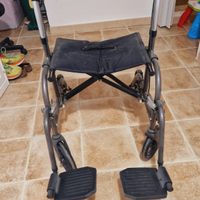 Deambulatore/sedia a rotelle con pedali