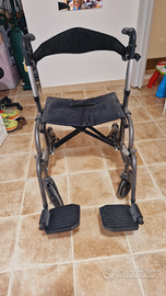 Deambulatore/sedia a rotelle con pedali