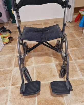 Deambulatore/sedia a rotelle con pedali