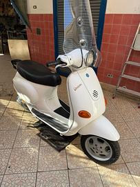 Piaggio vespa bianca con parabrezza