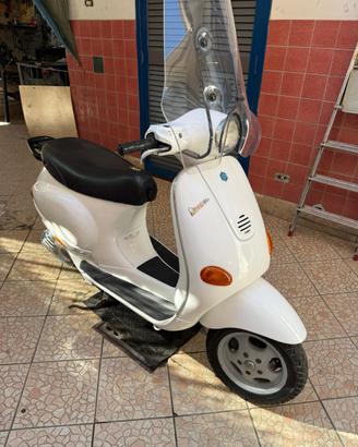 Piaggio vespa bianca con parabrezza