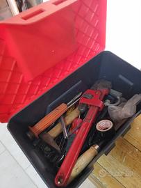 Cassetta con attrezzature da lavoro
