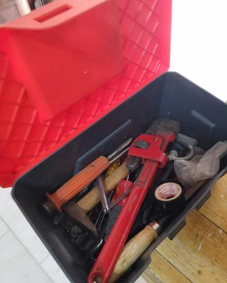 Cassetta con attrezzature da lavoro