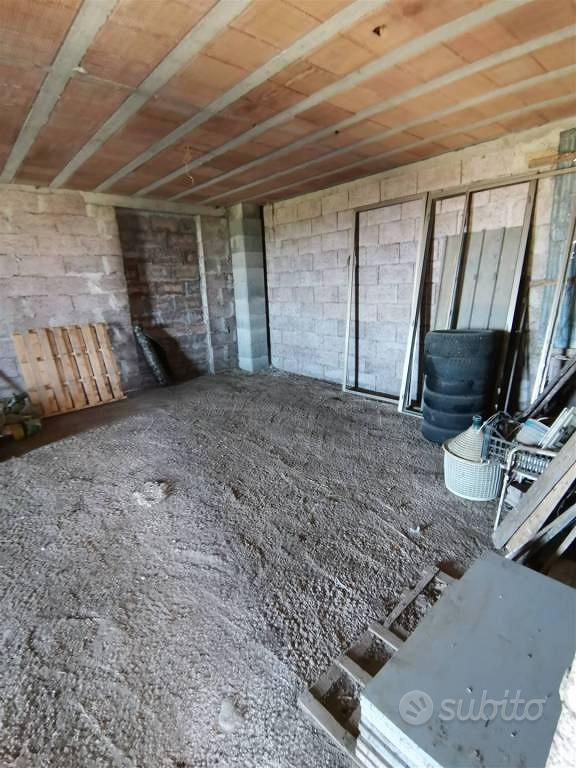 Rustico / Casale di 200 m² con più di 5 locali a T - Vista 4
