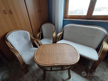 Salotto elegante in rattan naturale con cuscini