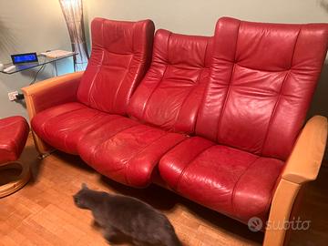 Divano Vintage in pelle e Poltrone con poggiapiedi