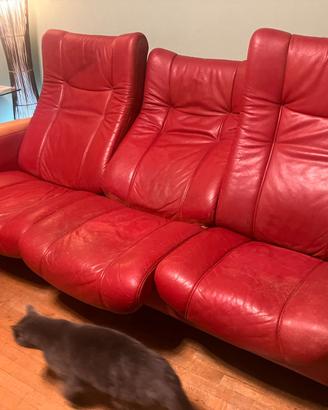 Divano Vintage in pelle e Poltrone con poggiapiedi