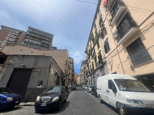 NEGOZIO A NAPOLI