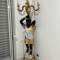 Statuta con luci e cornice per tv