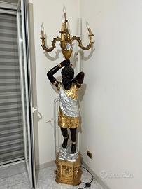 Statuta con luci e cornice per tv