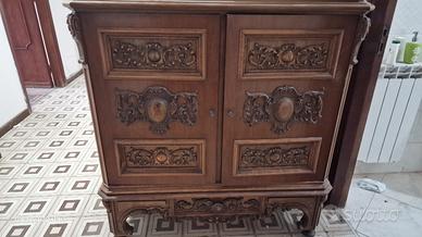 Elegante Mobile Buffet in Legno Intagliat