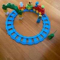 Costruzioni morbide e trenino e animali giungla