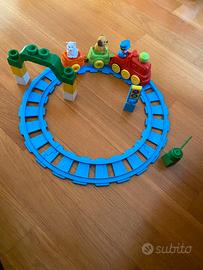 Costruzioni morbide e trenino e animali giungla