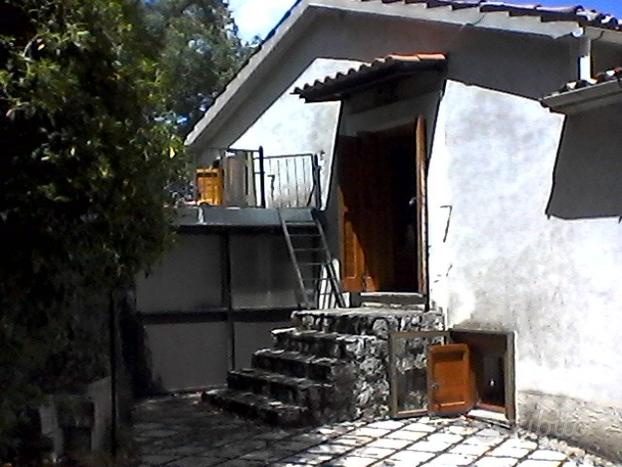 Casetta in campagna sotto gli Alburni