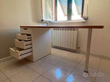 Scrivania ampia con cassettiera IKEA a 5 cassetti