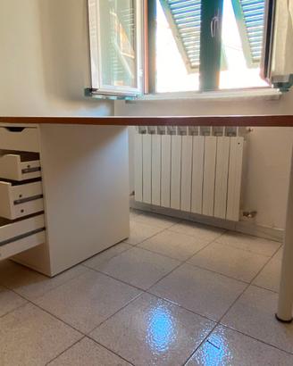 Scrivania ampia con cassettiera IKEA a 5 cassetti