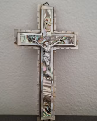Crocifisso in legno di ulivo e madreperla