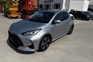 TOYOTA Yaris 1.5 Hybrid 5 porte Trend PARI AL NU