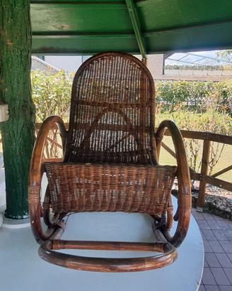 sedia a dondolo in legno 