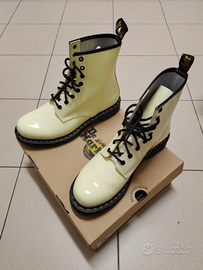 Dr martens outlet bordeaux vernice