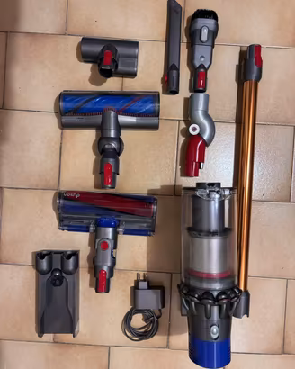 Dyson V10 + Accessori