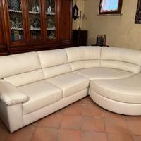 divano in pelle beige 