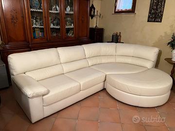 divano in pelle beige 