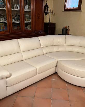 divano in pelle beige 