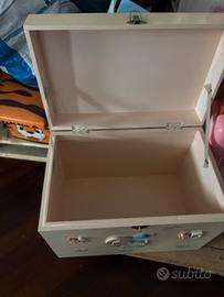 Scatole in legno porta giochi per bambine