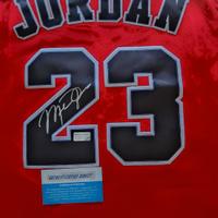 Maglia Bulls Michesl Jordan autografata con COA