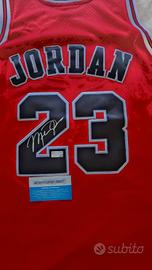 Maglia Bulls Michesl Jordan autografata con COA
