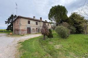 Rustico / Casale di 400 m² con più di 5 locali e b