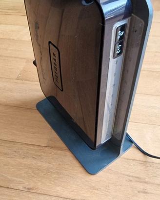 Modem router netgear Dgn2200v4