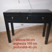 Consolle nera in legno laccata in stile Ming