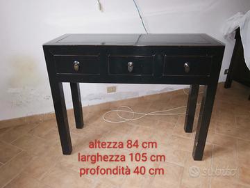Consolle nera in legno laccata in stile Ming