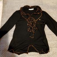 maglia con balze decorativo