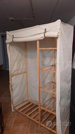 Armadio in legno e tessuto