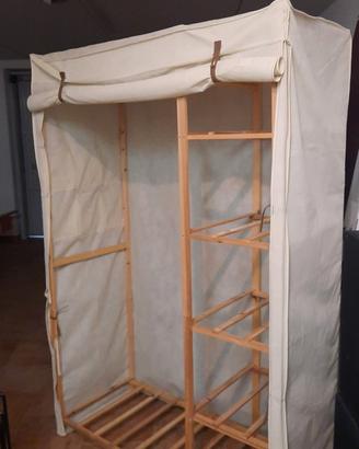 Armadio in legno e tessuto