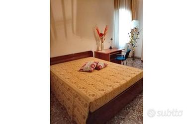 3 grandi stanze per studentesse universitarie