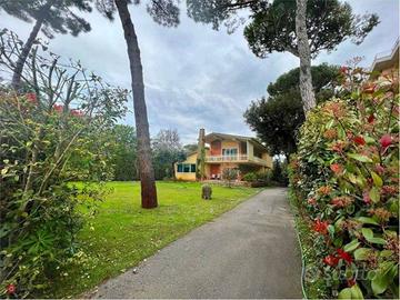 Villa di 295 m² con più di 5 locali a Pietrasanta