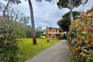 Villa di 295 m² con più di 5 locali a Pietrasanta