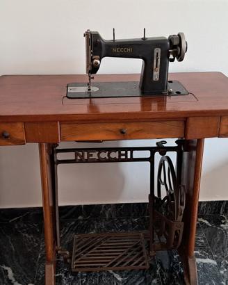 Macchina per cucire Necchi 