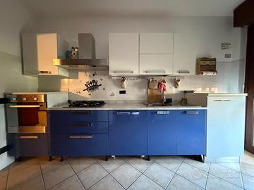 Cucina completa di elettrodomestici – Top in marmo