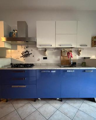 Cucina completa di elettrodomestici – Top in marmo