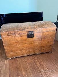 Baule antico in legno massello
