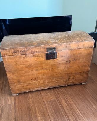Baule antico in legno massello