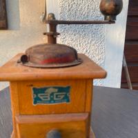 Piccolo macinacaffe antico