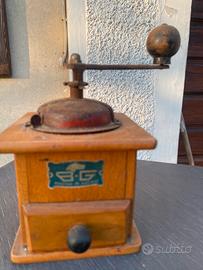 Piccolo macinacaffe antico